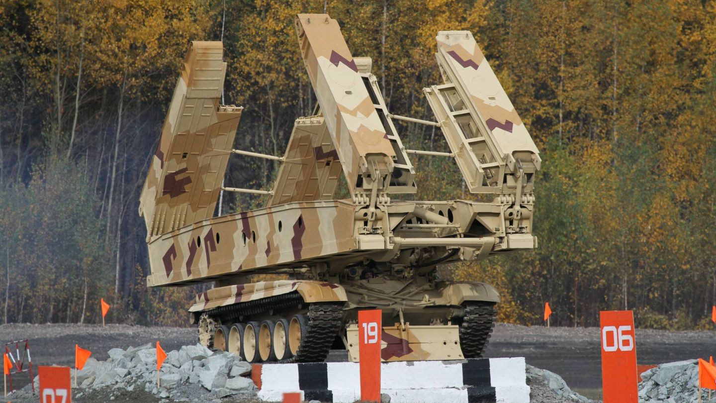 MTU-72, sobre chasis de T-72 y diseñado para 50 toneladas. (Nizhniy Tagil)