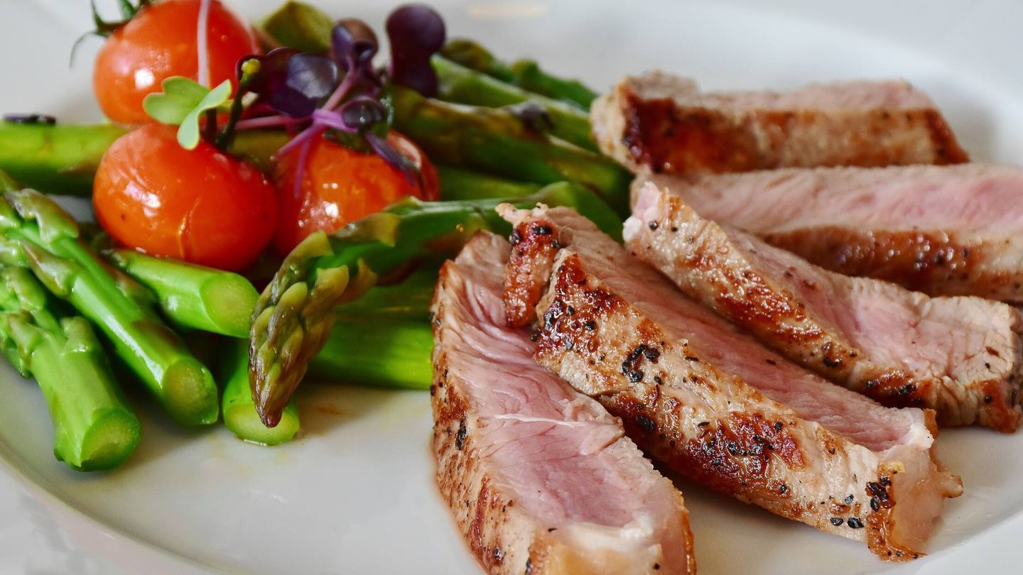 Una carne magra, a la plancha y con verduras es otra buena opción. (Pexels/Pixabay)