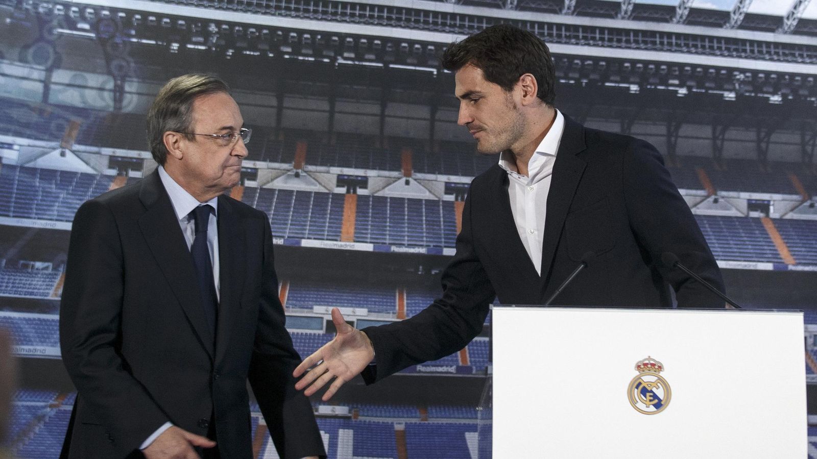 Foto: Casillas tiende la mano a Florentino el día de su despedida. (Reuters)