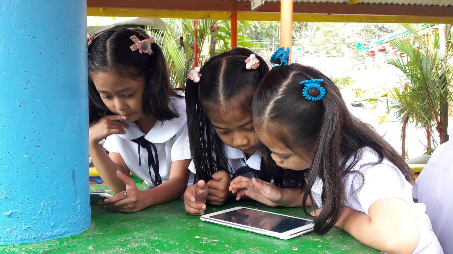 Un grupo de niñas filipinas haciendo clase desde una tablet. (Fuente: Ismael Martínez)