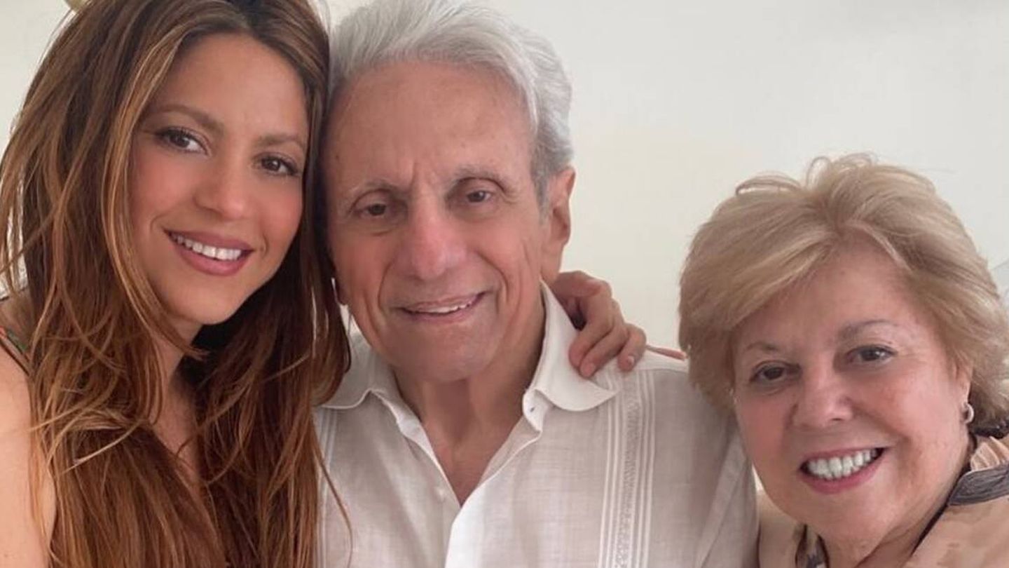 Shakira, con sus padres.  (Instagram/@shakira)