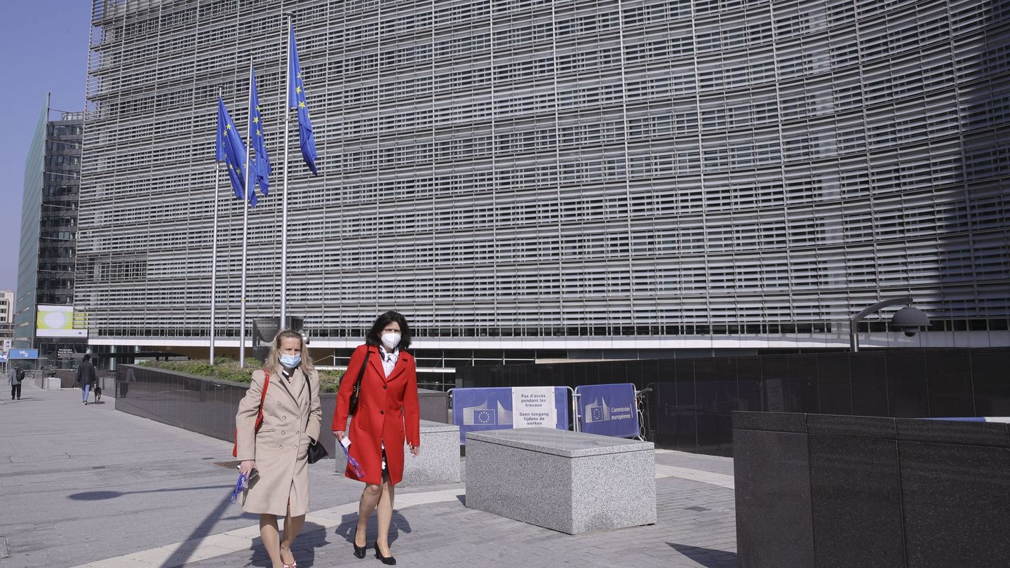 Trabajadoras de las instituciones europeas caminan frente a la Comisión en Bruselas. (EFE)