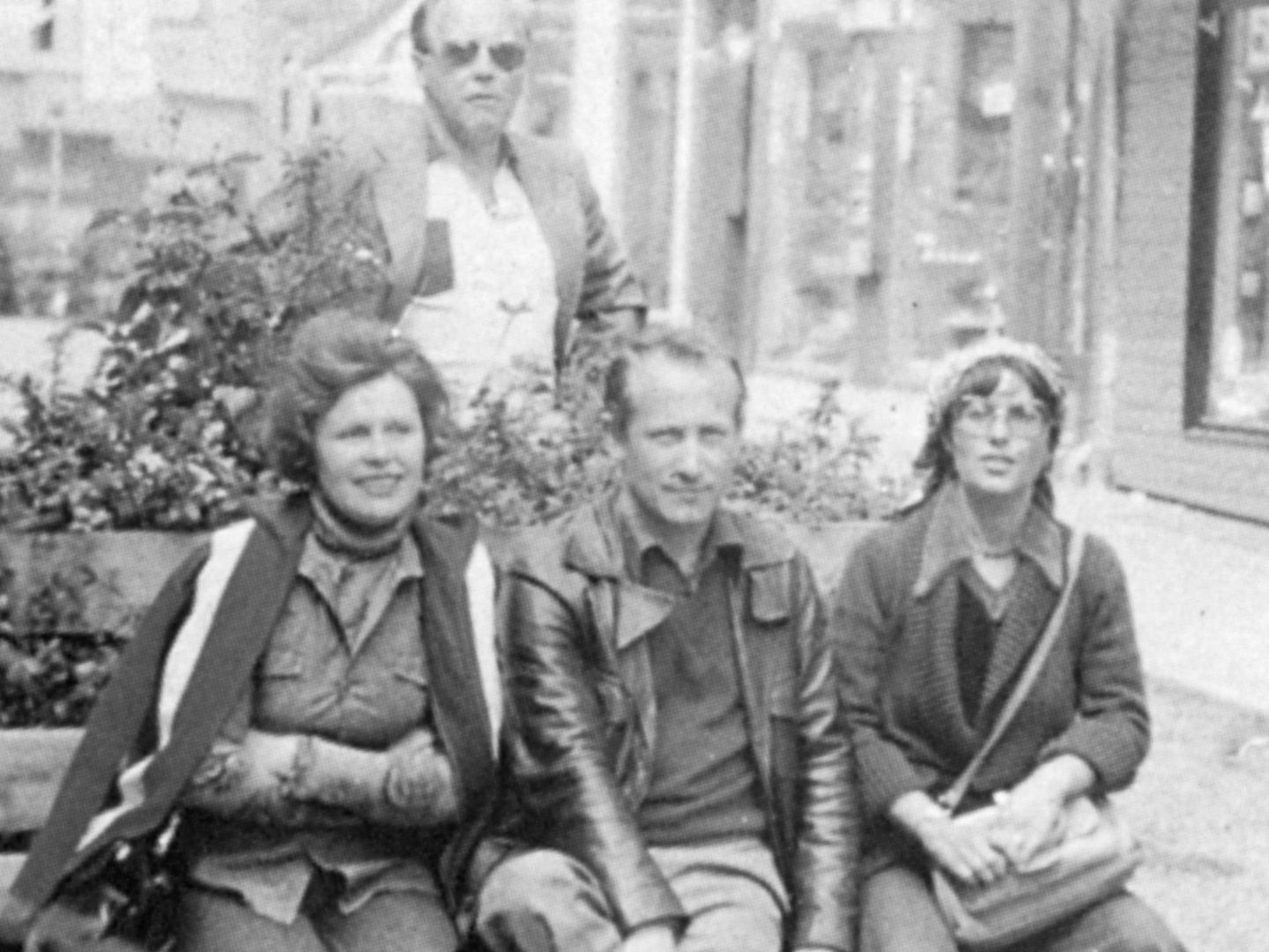 Gordievski, sentado en el centro durante un viaje a Copenhague. A su izquierda, su primera esposa Tamara. (Crítica)