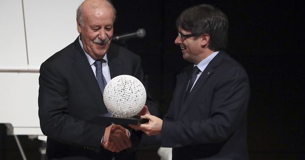 Foto: Entrega de Puigdemont a Del Bosque del XIX Premio Blanquerna. (EFE)
