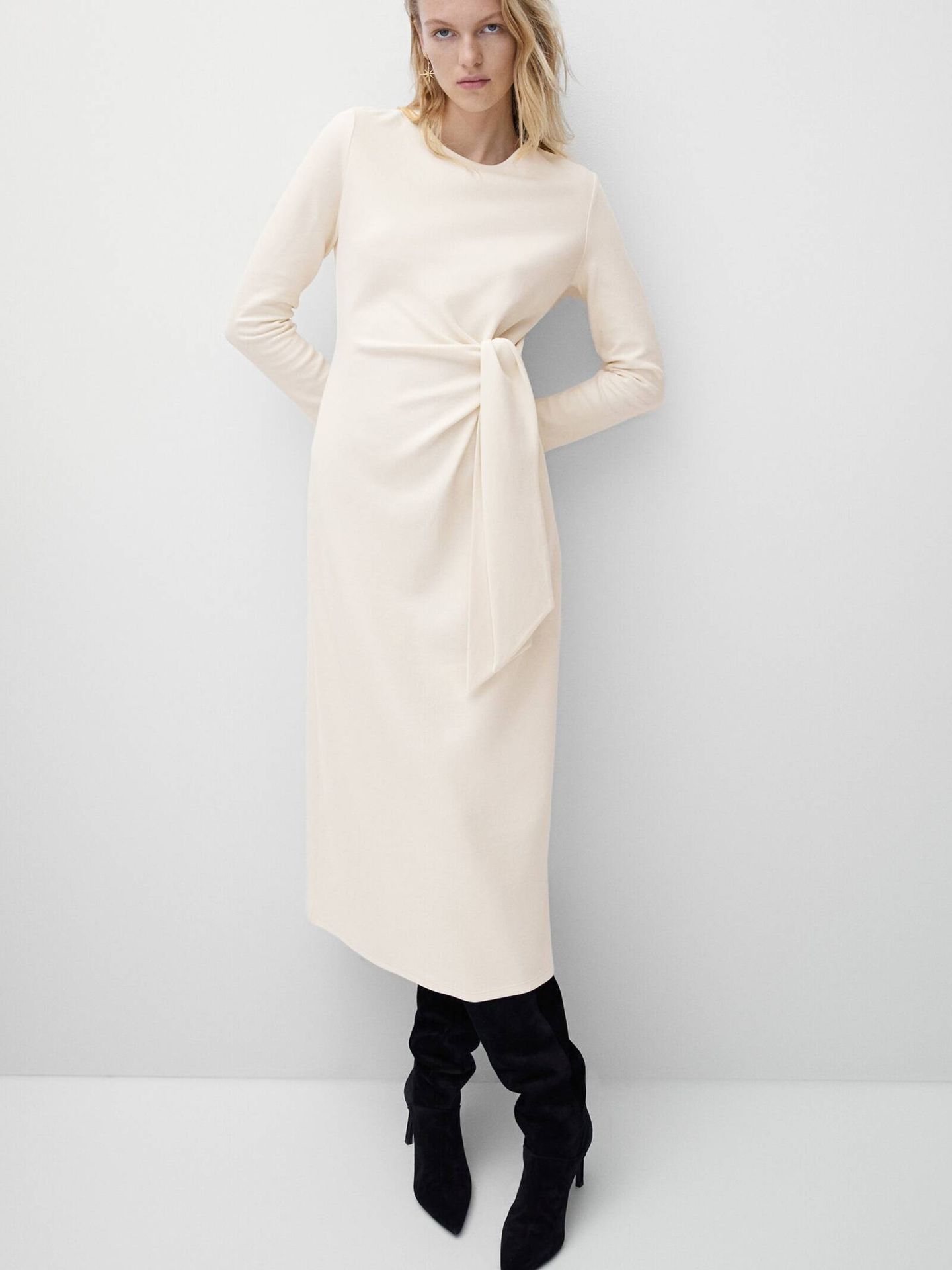 El vestido de Massimo Dutti (con efecto una talla menos) que combina genial con botas altas. (Cortesía)