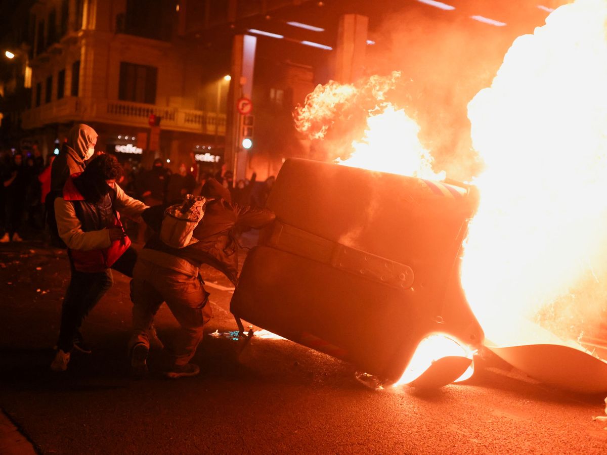 Foto: Disturbios en las protestas a favor de la libertad de Pablo Hasél, en Barcelona. (Reuters)