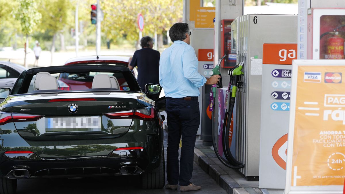 Baja el precio de los carburantes, pero aumenta la brecha entre diésel y gasolina