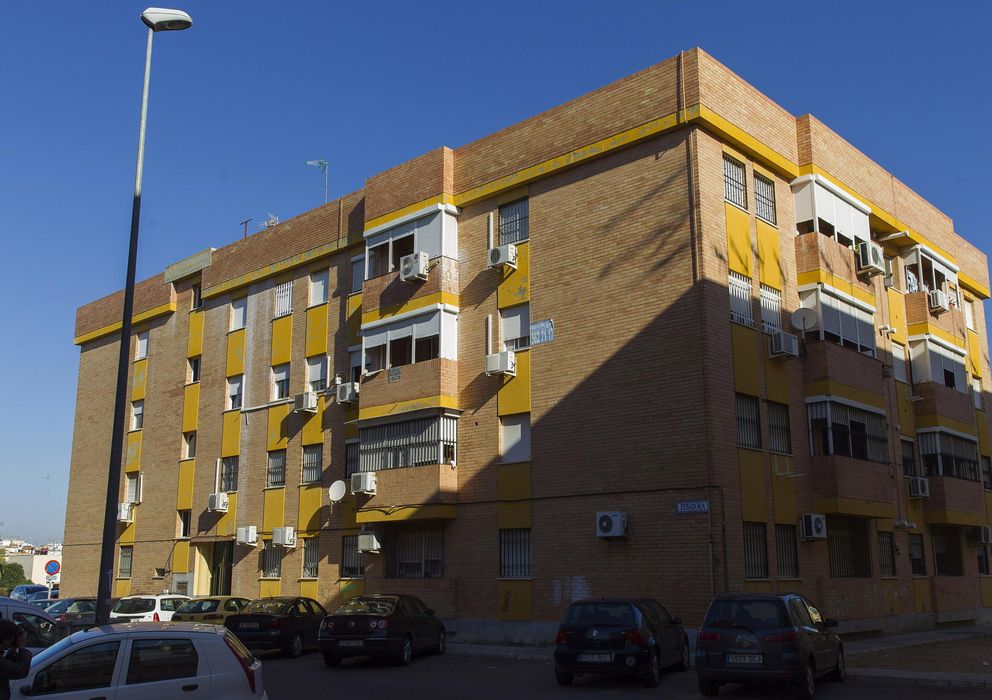 Foto: Edificio de viviendas en la localidad sevillana de Alcalá de Guadaira (EFE)