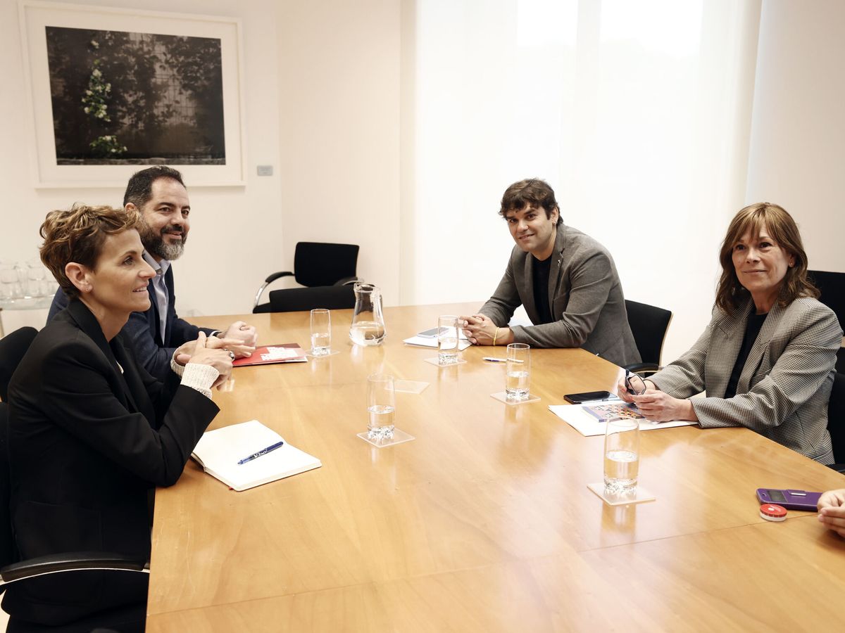 Foto: La candidata del PSN a la presidencia de Navarra, María Chivite (i), inicia los contactos para intentar formar Gobierno con la cabeza de lista de Geroa Bai, Uxue Barkos (d). (EFE/Jesús Diges)