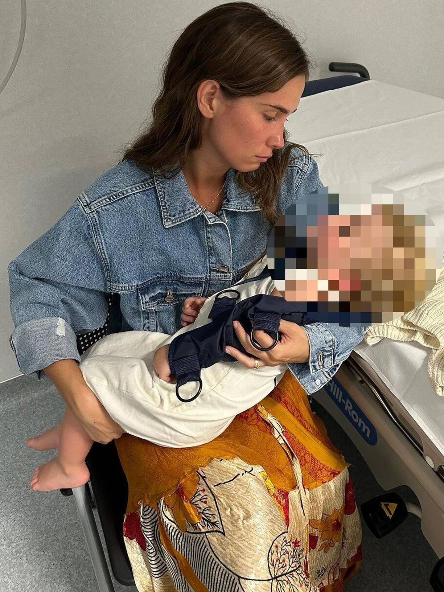María, con su hijo Martín en brazos tras su incidente. (Instagram/@mariapombo)