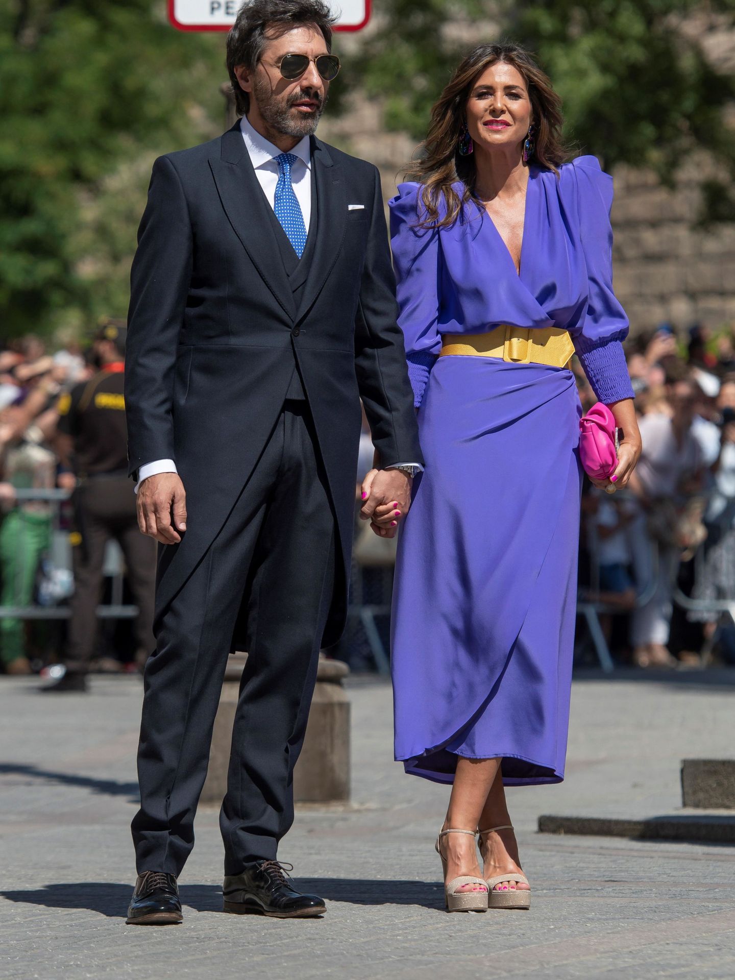 La presentadora Nuria Roca y Juan del Val, en la boda de Pilar Rubio y Sergio Ramos. (EFE)