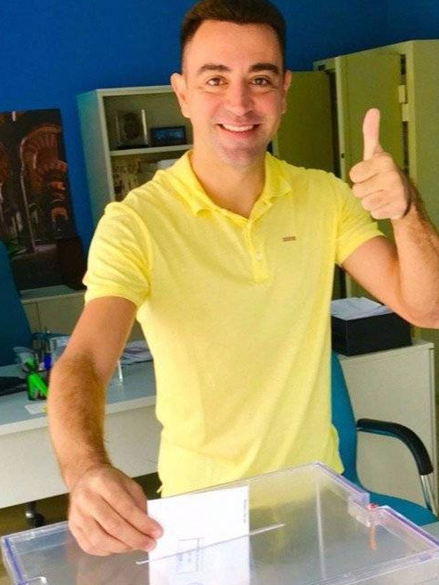 Xavi Hernández vota vestido con un polo amarillo, el color relacionado con el independentismo (Twitter)