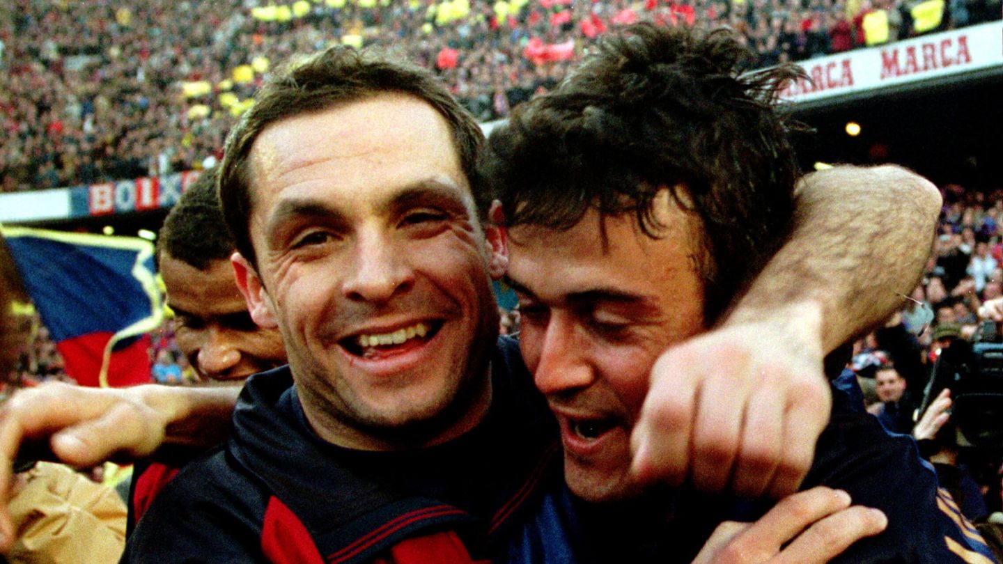 Luis Enrique celebra un gol junto a Sergi Barjuán en su etapa en Barcelona. (Reuters/Albert Gea)