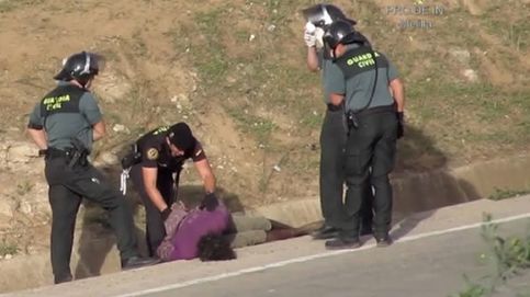 Imputan a ocho guardias civiles en Melilla por agredir a un inmigrante en la valla