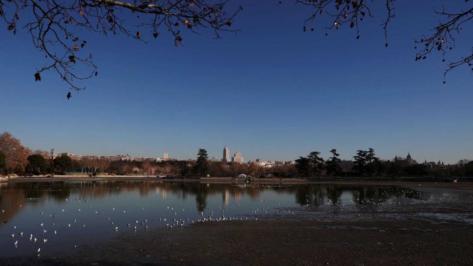 Foto: El lago de la Casa de Campo, drenado para su limpieza (Susana Vera / Reuters)