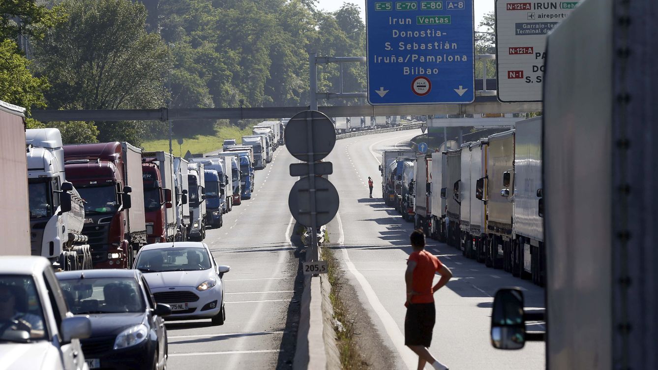 Foto: La DGT prevé 4 millones de coches en las carreteras el fin de semana del 1 al 3 de julio. (EFE)