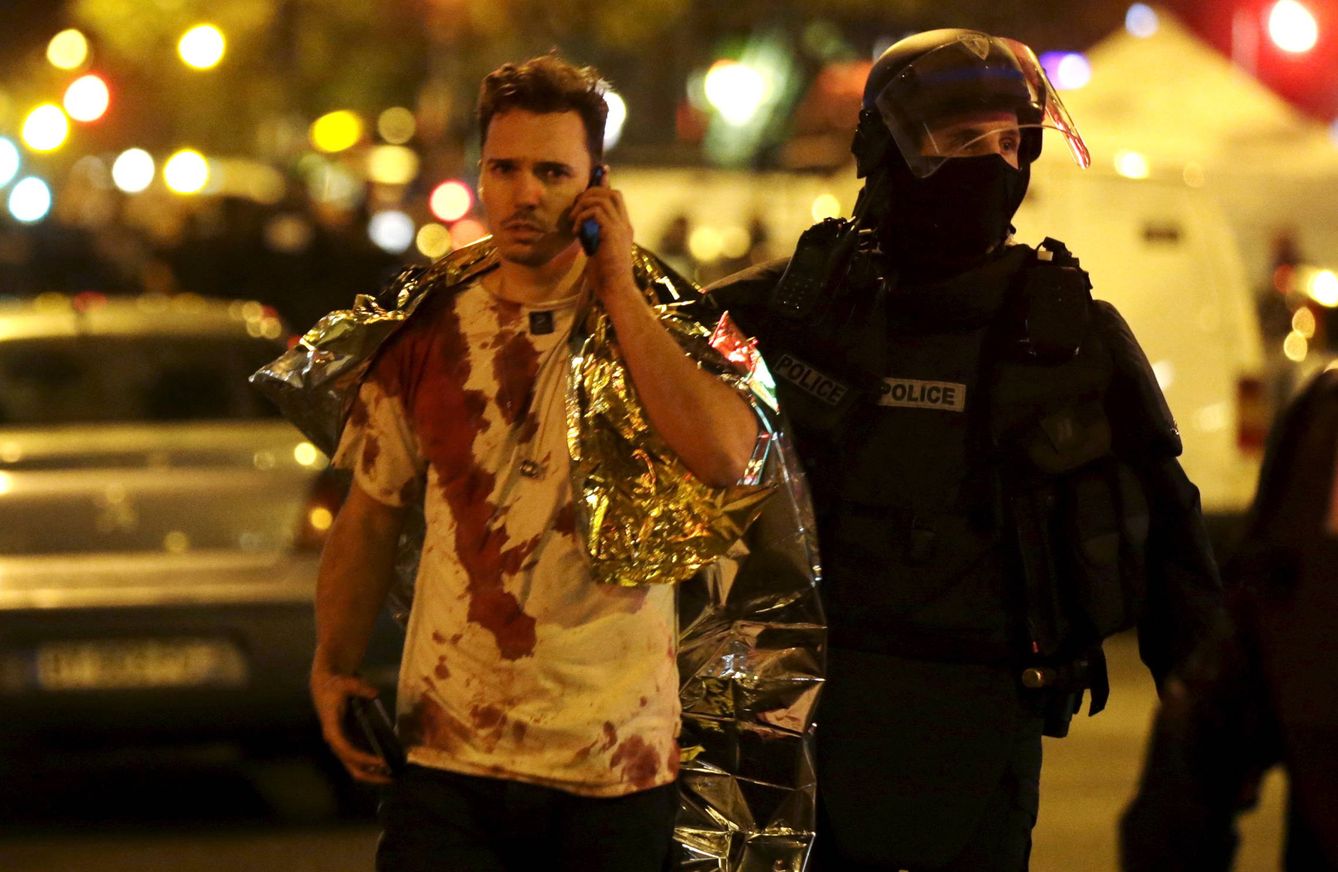 Un policía asiste a una víctima del ataque contra la sala Bataclan de París, el 14 de noviembre de 2015 (Reuters). 