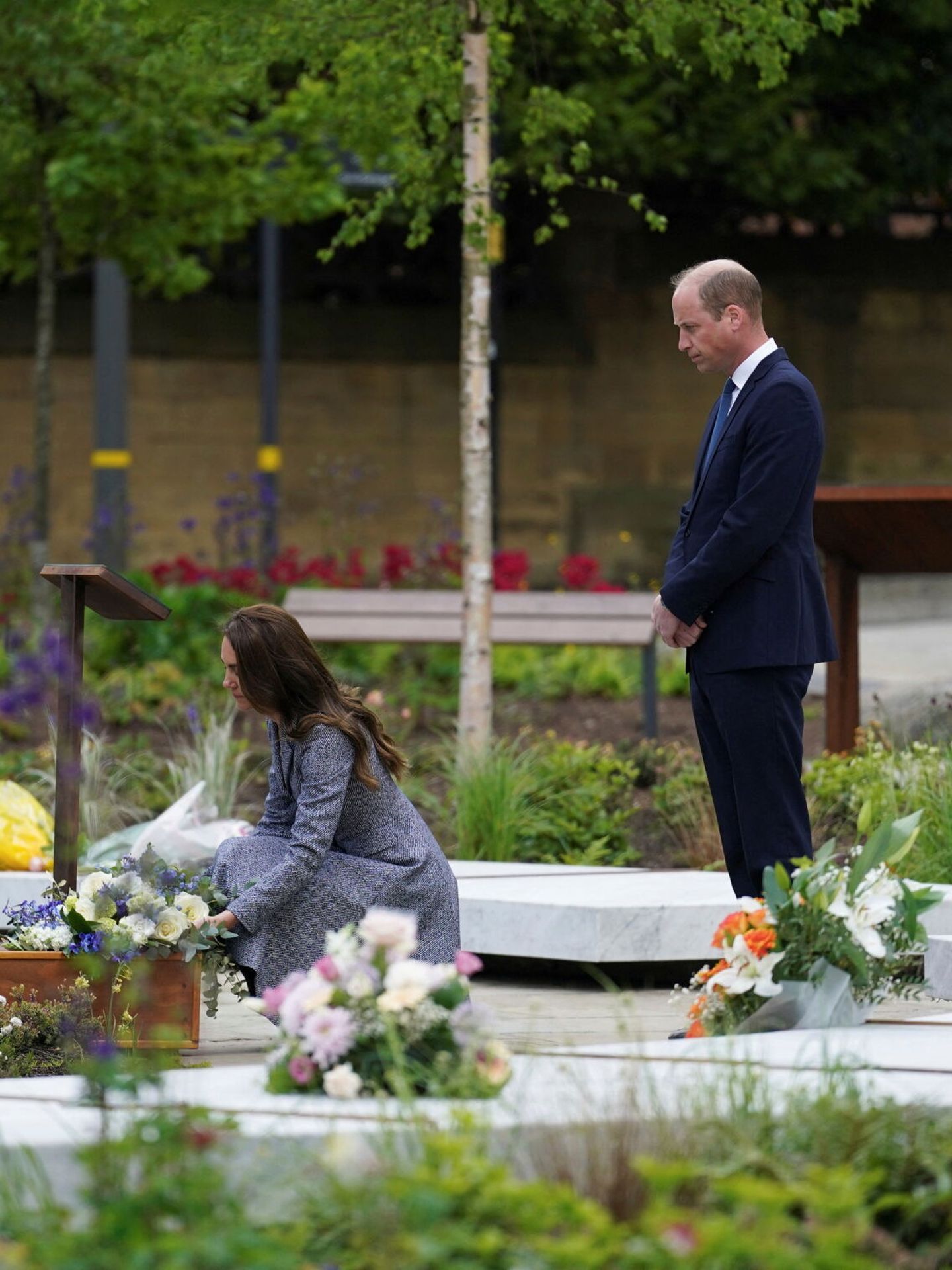 Kate Middleton deposita la ofrenda floral en el centro del monumento. (Reuters/Super)