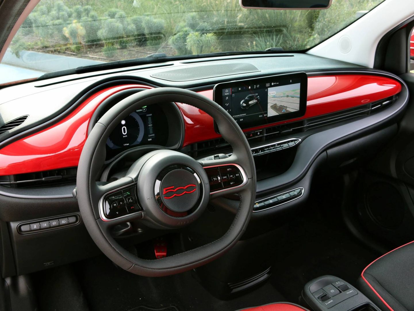 Salpicadero rojo, color que se extiende también a detalles en el volante, los retrovisores, los asientos...
