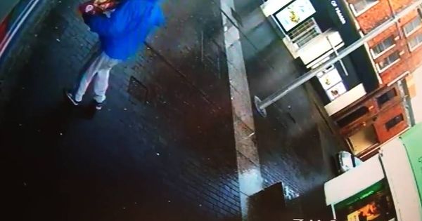 Foto: El ladrón, en el momento de sacar el hacha de la bolsa en la que iba escondido