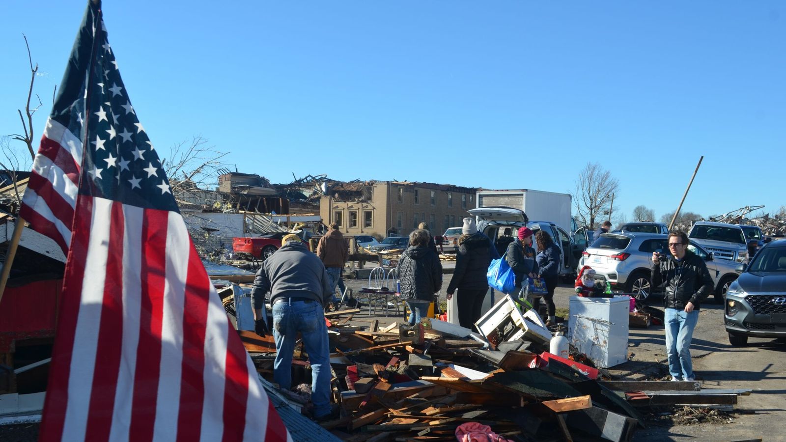 Mayfield inicia la recuperación tras un tornado que dejó un paisaje de guerra. (Álvaro Blanco/EFE)