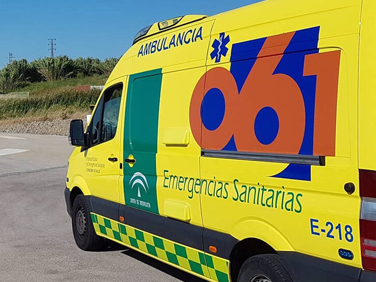 Foto: Foto de archivo de una ambulancia de la Empresa Pública de Emergencias Sanitarias 061. (Junta de Andalucía)
