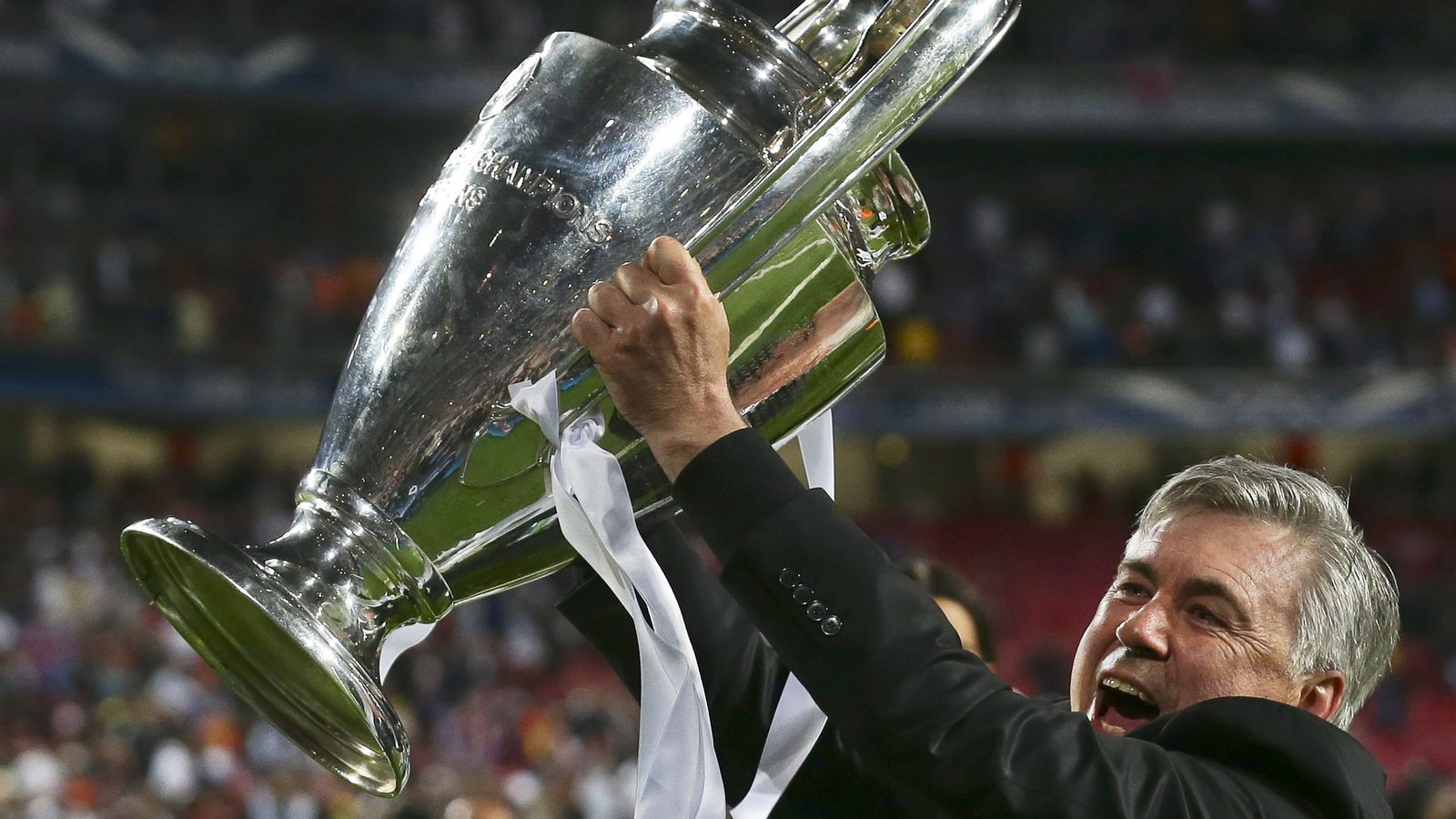 Foto: Carlo Ancelotti, con la décima Copa de Europa ganada por el Real Madrid. (Efe)