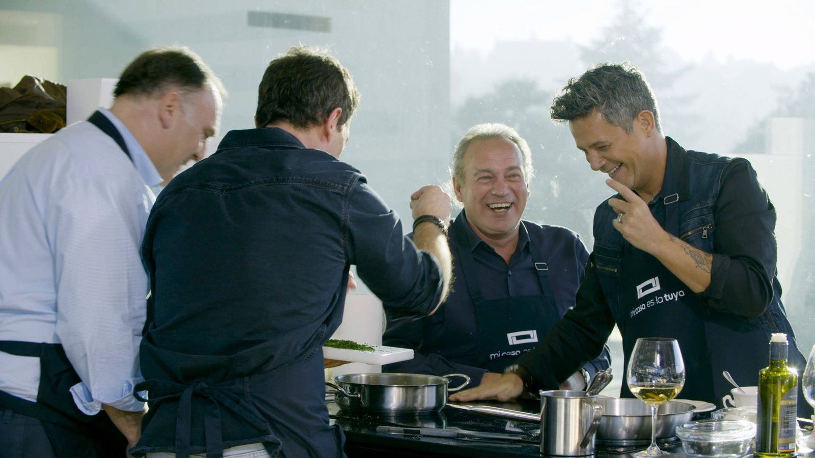 Foto: Los invitados ayudaron a José Andrés a cocinar en 'Mi casa es la tuya'