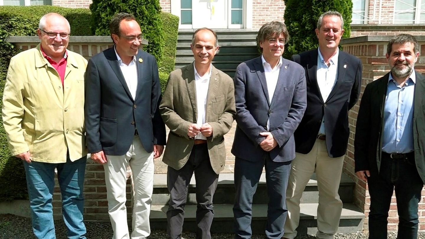 El expresident de la Generalitat Carles Puigdemont (3d) y el exconseller Lluis Puig (i) posan con los dirigentes de JxCAT indultados. (EFE) 