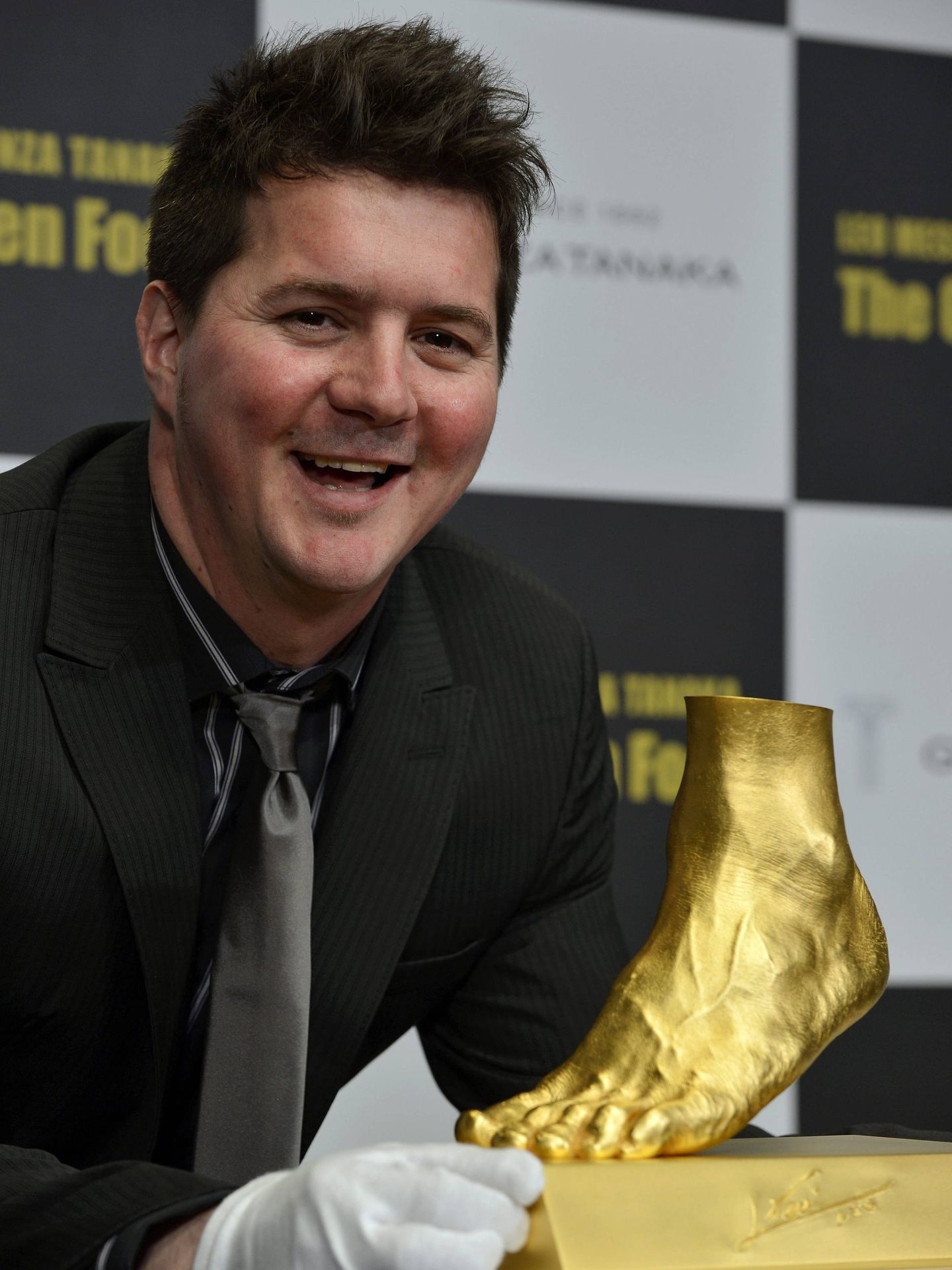 Rodrigo Messi posa con una réplica en oro del pie izquierdo de Leo Messi en una joyería de Tokio. (EFE)
