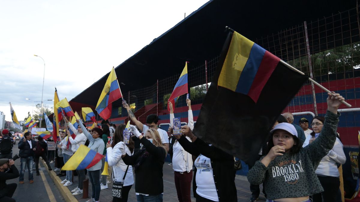 Una candidata asambleísta de Ecuador sale ilesa de un ataque armado contra su coche