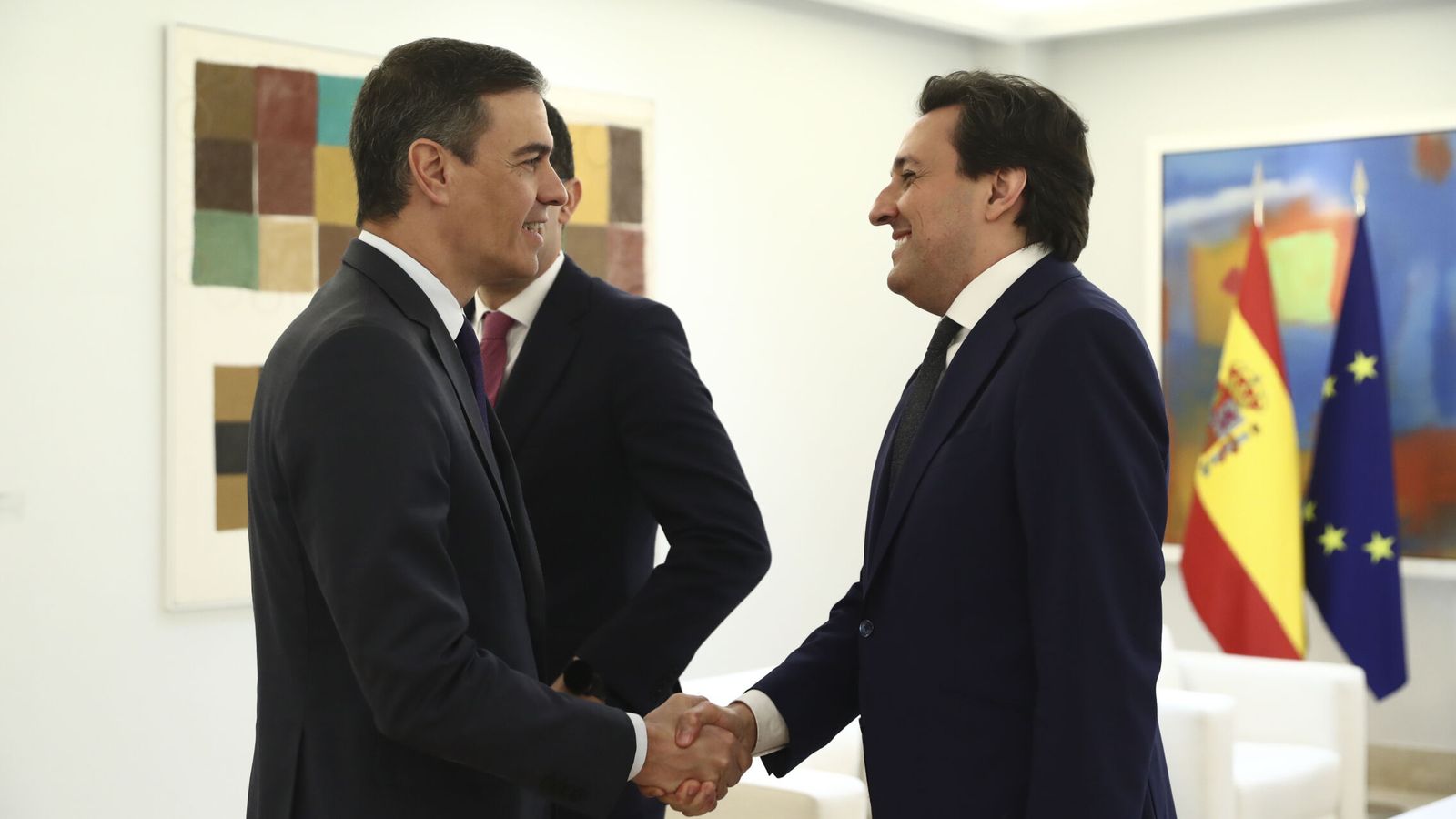 El presidente del Gobierno, Pedro Sánchez, saluda al vicepresidente de IBM, Darío Gil. (EFE)