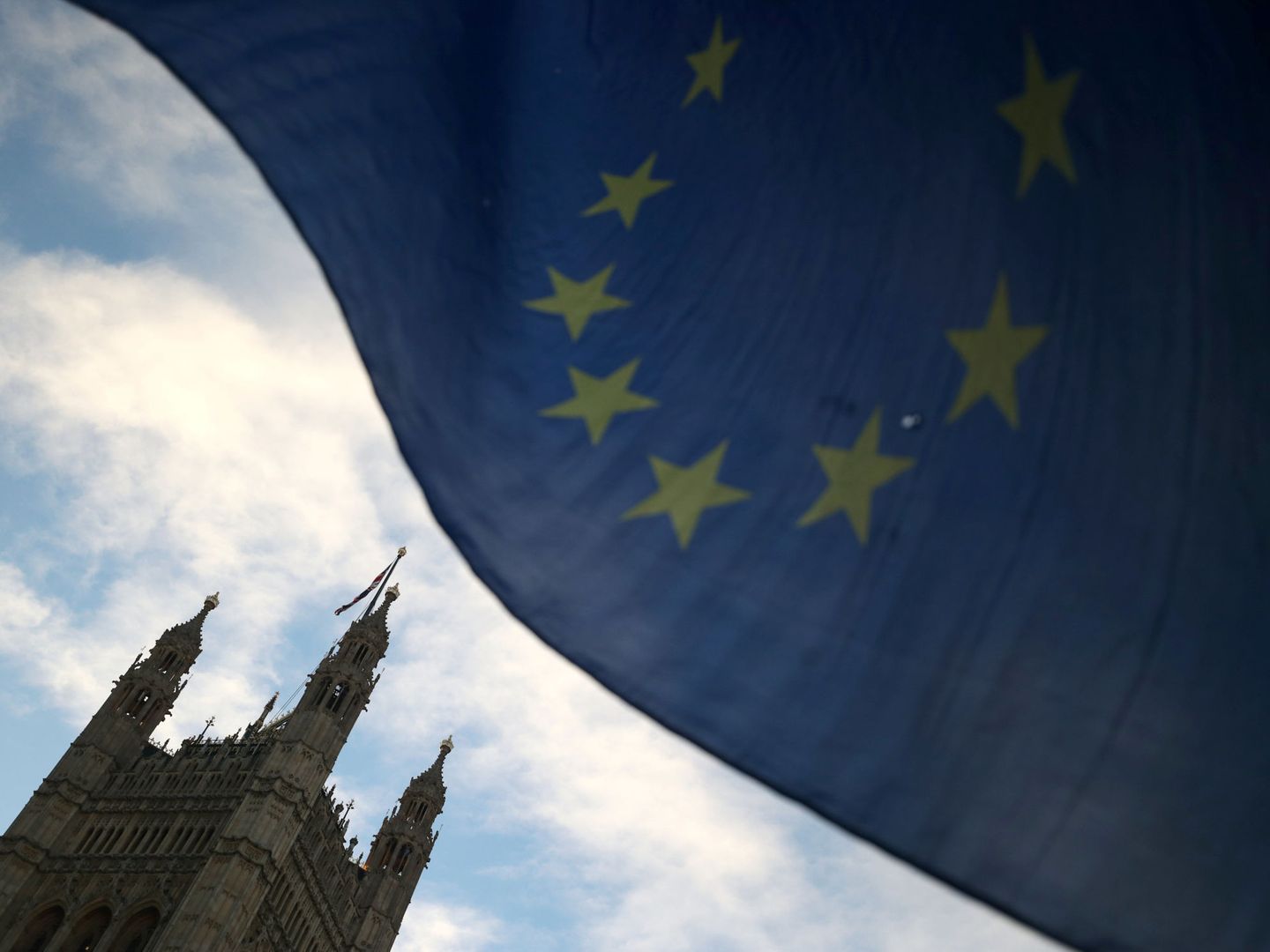 Una bandera de la UE ante el Parlamento británico, en Londres. (Reuters)