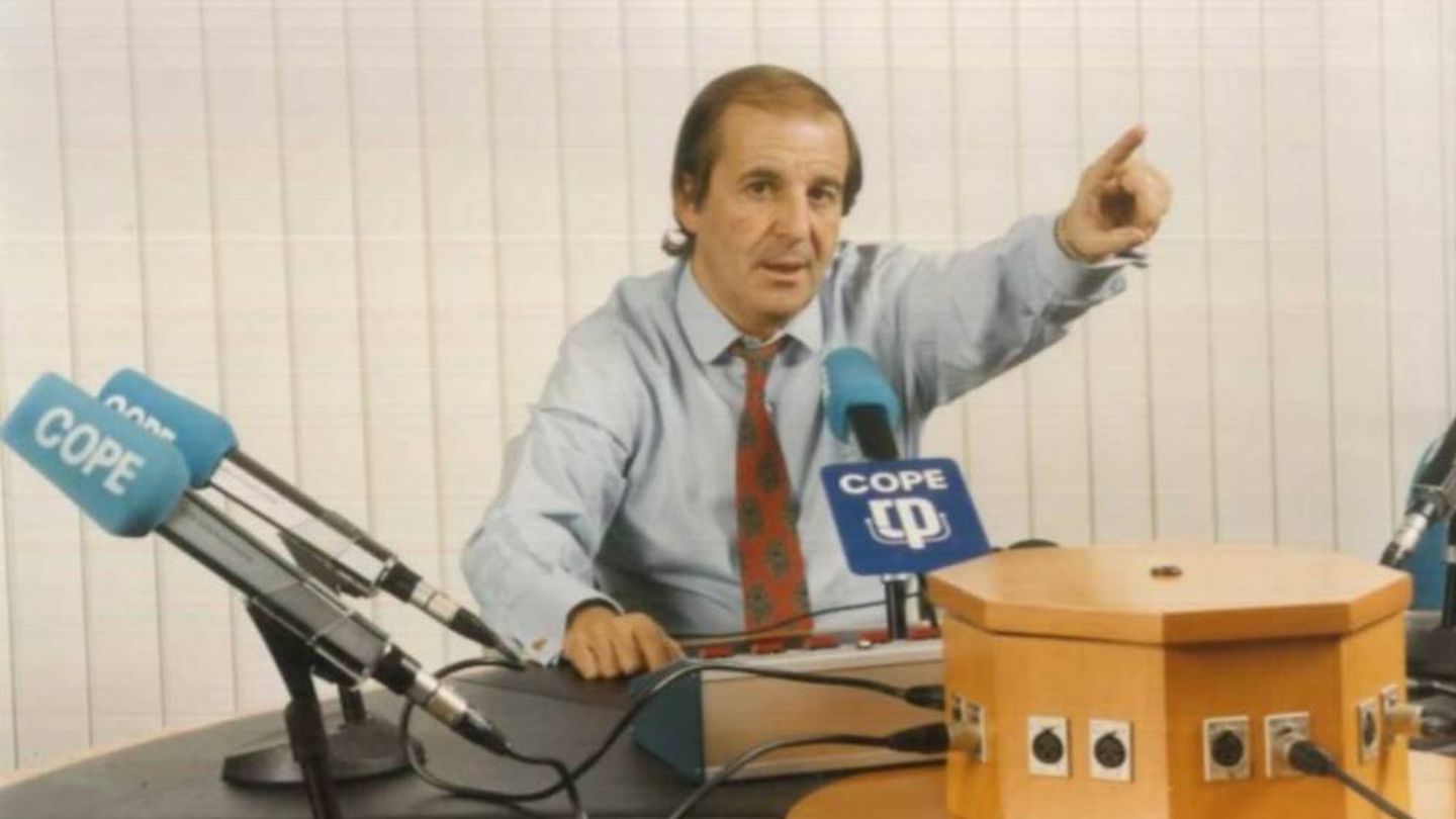 García, en 1992, en los micrófonos de la Cope. (Cope)