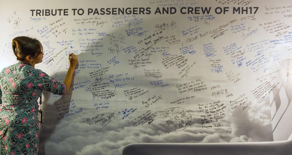 Tributo a las víctimas de la tragedia del vuelo MH17. (Reuters)