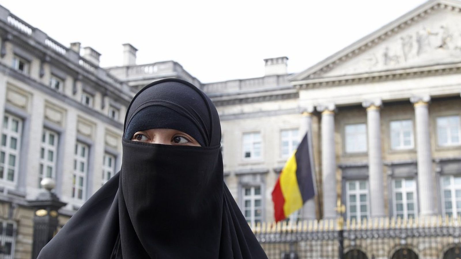 Foto: Salma, una joven francesa de 22 años residente en Bélgica, que eligió llevar el niqab tras convertirse al islam (Reuters).