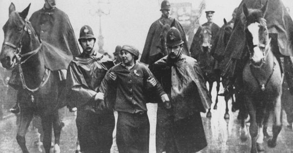 Foto: Sylvia Pankhurst arrestada durante unas protestas en Trafalgar Square