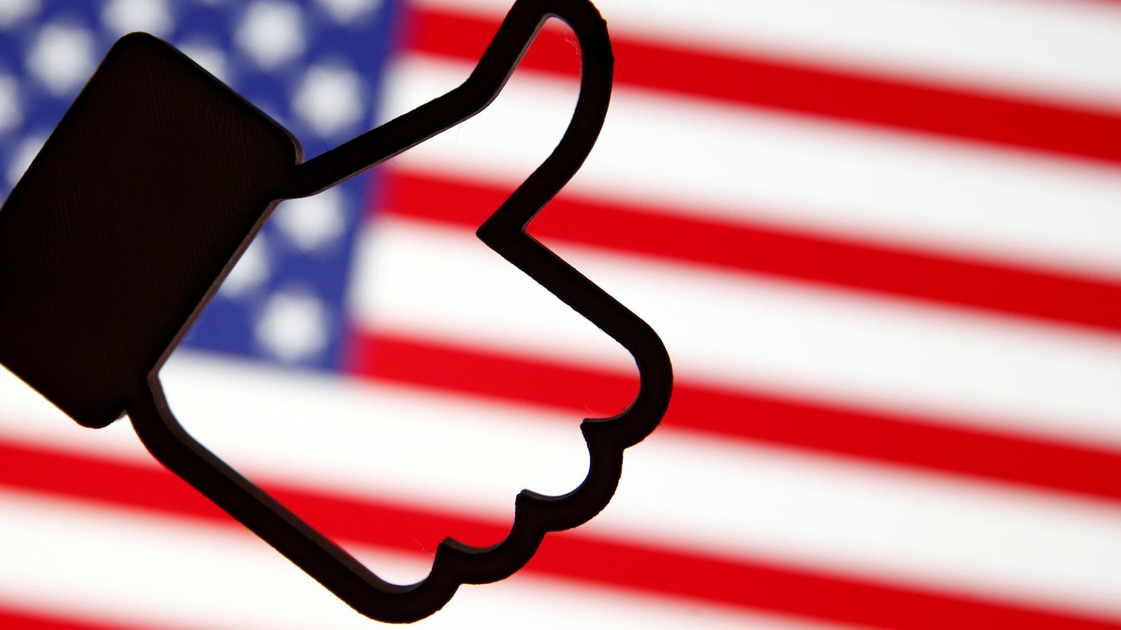 Foto: Icono de Facebook sobre la bandera de EEUU. (Reuters)