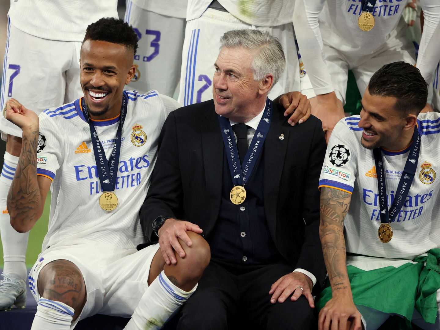 Militao abraza a Ancelotti tras ganar el Mundial de Clubes. (EFE/Luis Díaz)