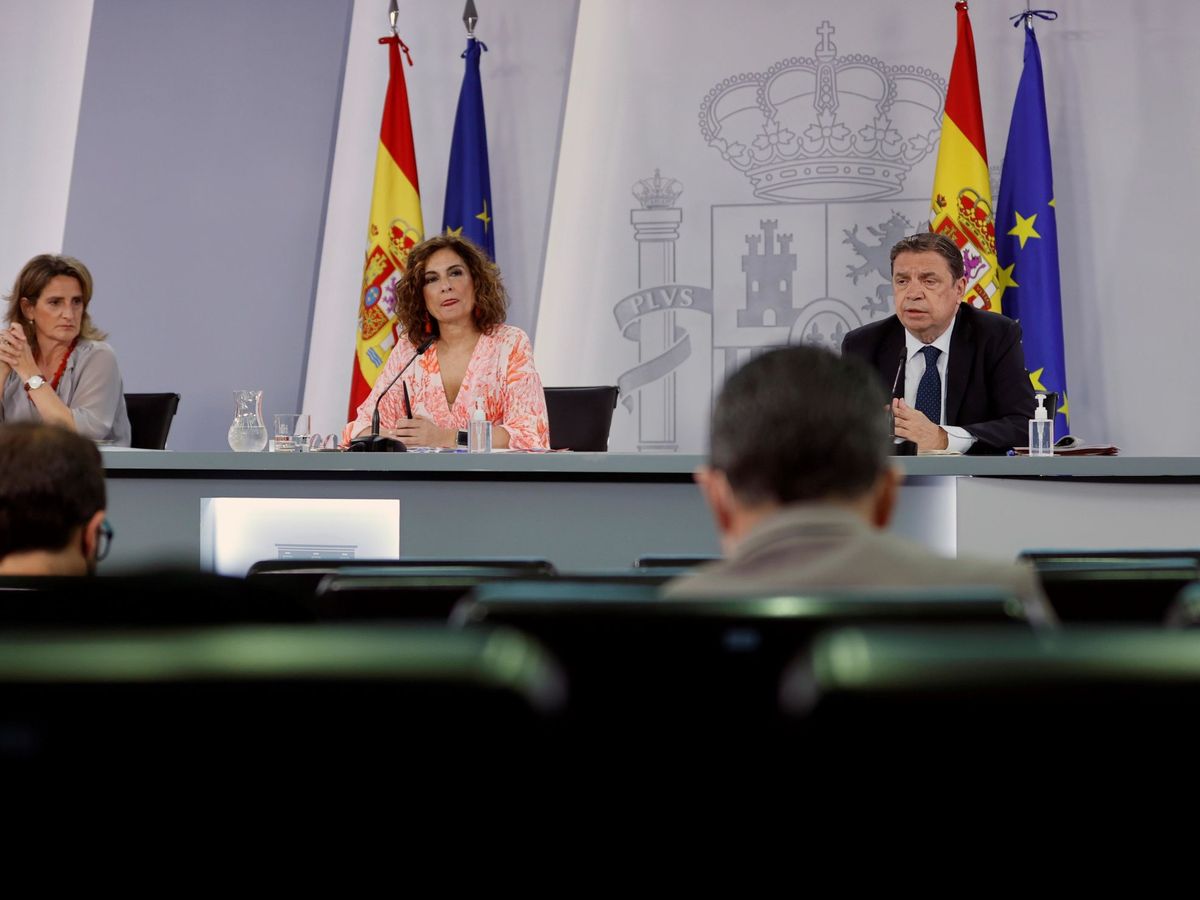 Foto: La portavoz del Gobierno y ministra de Hacienda, María Jesús Montero (c).