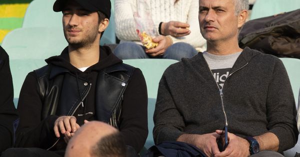 Foto: Mourinho, junto a su hijo, presenciando un partido después de ser despedido del Manchester United. (Efe)