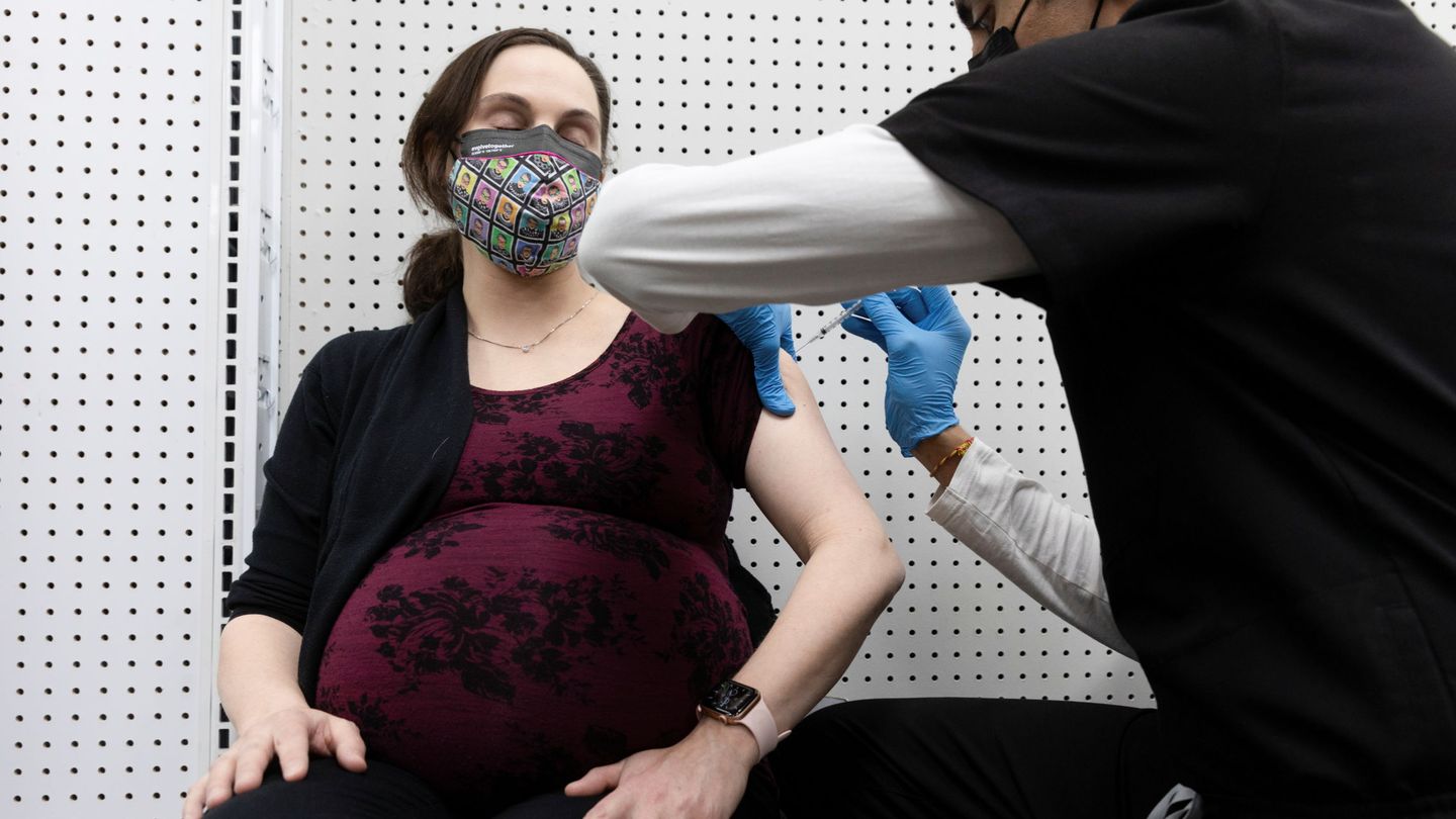 Mujer embarazada recibe una dosis de la vacuna de Pfizer en EEUU. (Reuters)