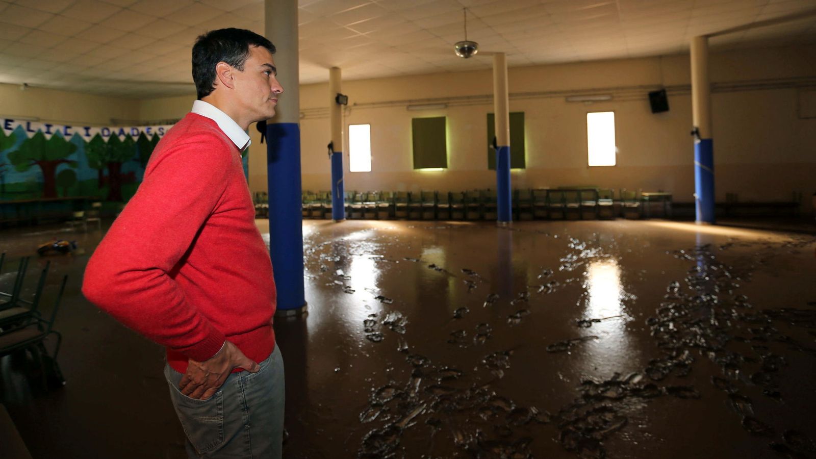 Foto: Pedro Sánchez visita en Las Palmas el colegio Europa, afectado por las lluvias torrenciales en la capital grancanaria, este 26 de octubre. (EFE)