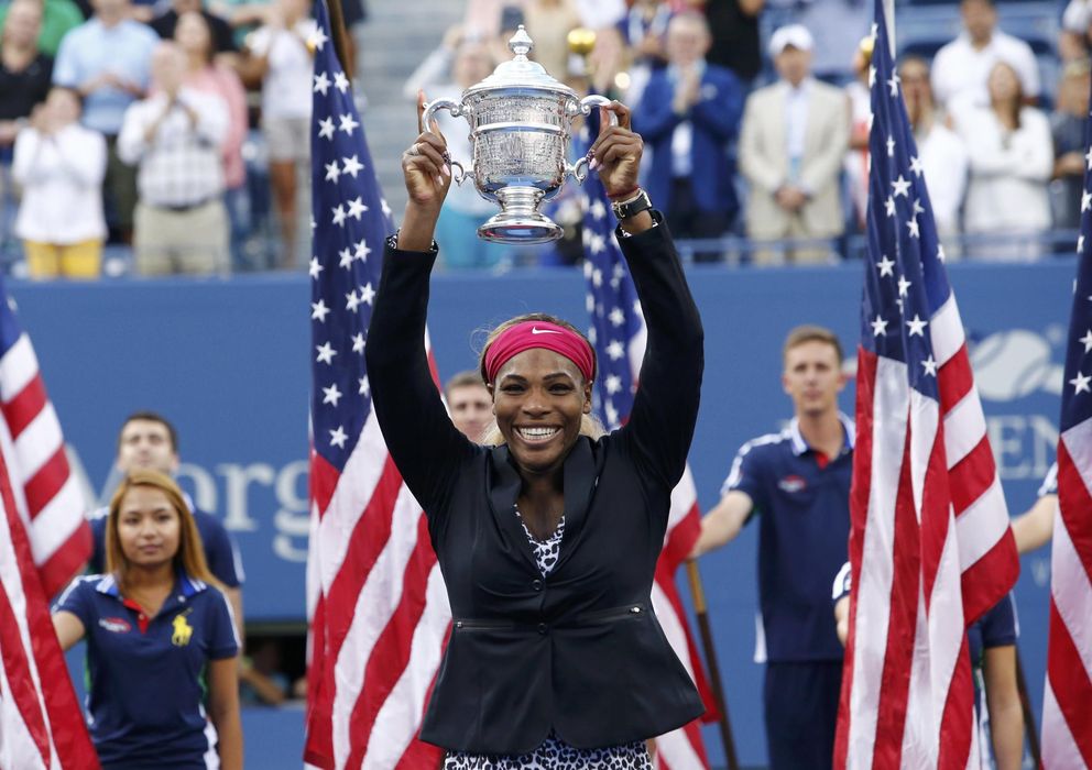 Foto: Serena posa exultante con el trofeo que le acredita como campeona del US Open. 