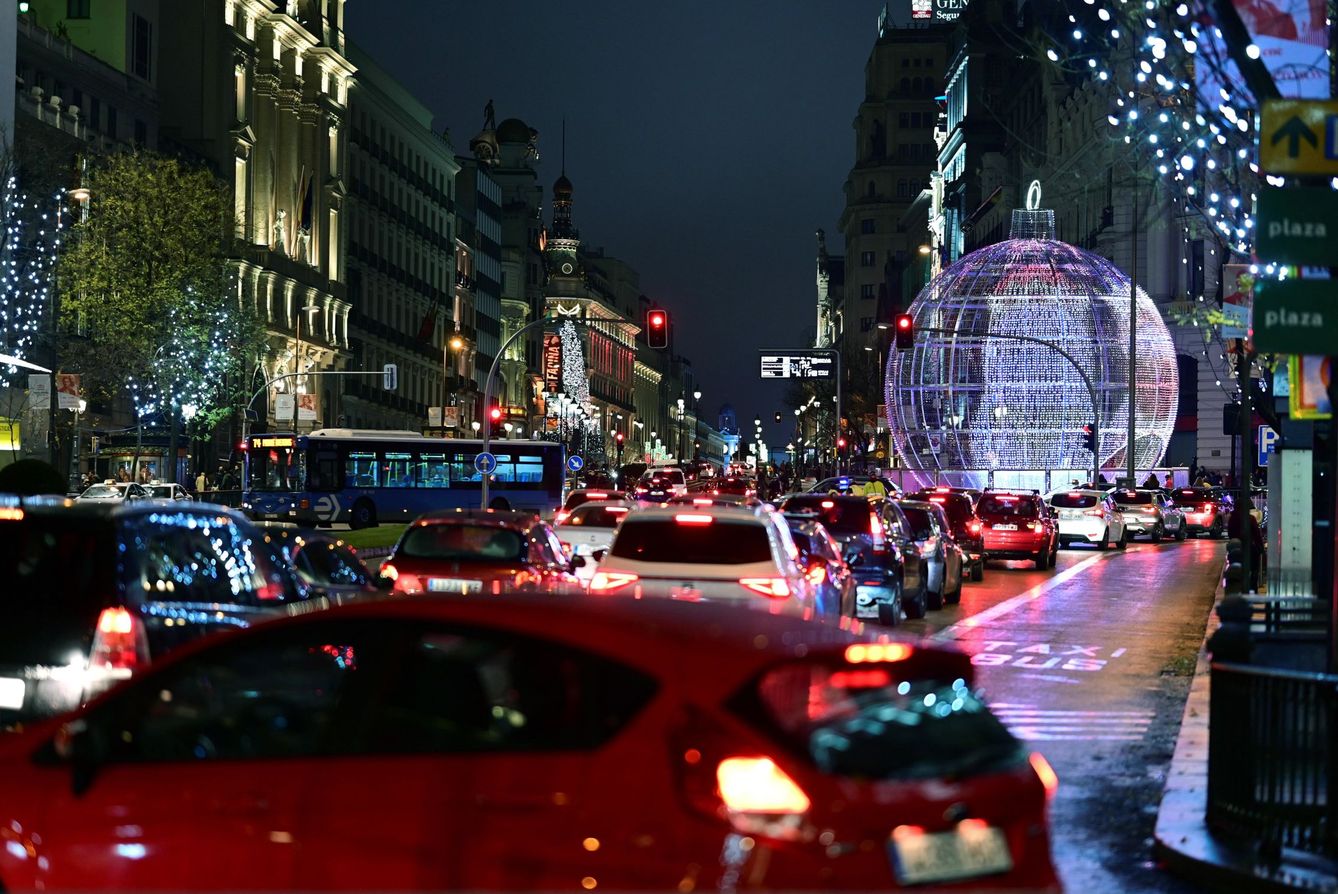 Tráfico en el centro de Madrid durante las navidades de 2020. Foto: EFE