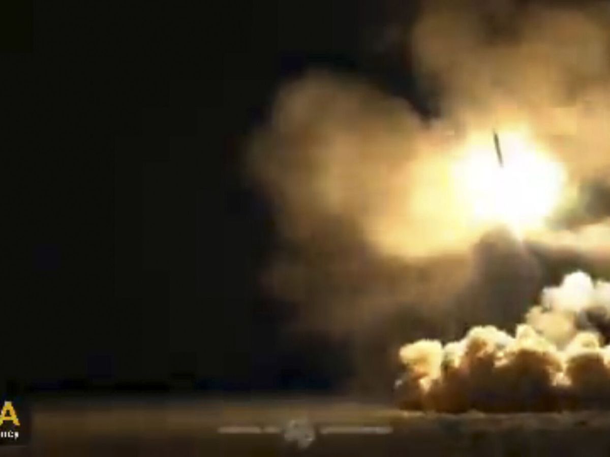 Foto: Captura de vídeo de IRNA que muestra el momento en el que la Fuerza Aeroespacial del Cuerpo de la Guardia Revolucionaria Islámica lanza los misiles. (EFE)