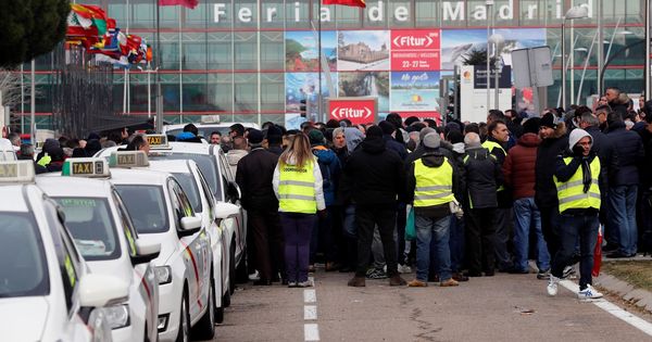 Foto: Los asistentes a Fitur no saben si podrán llegar a su destino sin incidencias. (EFE)