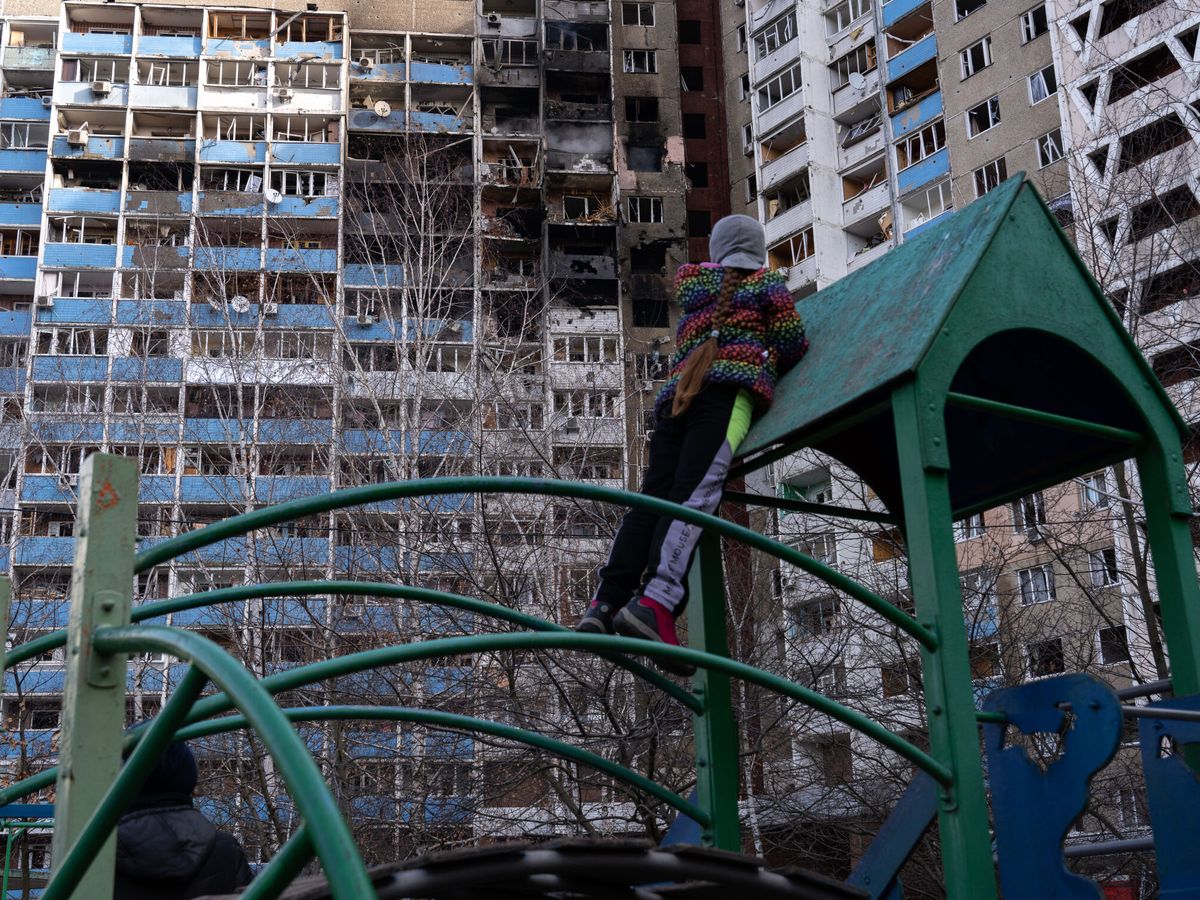 Foto:  Fotografía tomada en Kiev, Ucrania, el 7 de febrero de 2024, en la que una niña observa los apartamentos quemados. (EFE/Unicef Oleksii Filippov)