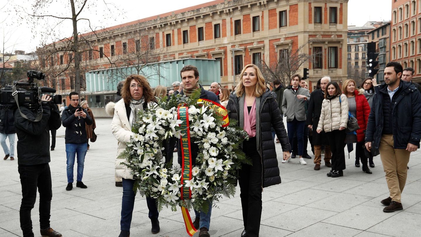 Casado, durante la ofrenda floral en homenaje a las víctimas de ETA. (EFE)