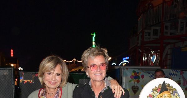 Foto: Maya von Schoenburg-Glauchau y su hermana, Gloria von Thurn und Taxis, en el último Oktoberfest. (Getty)